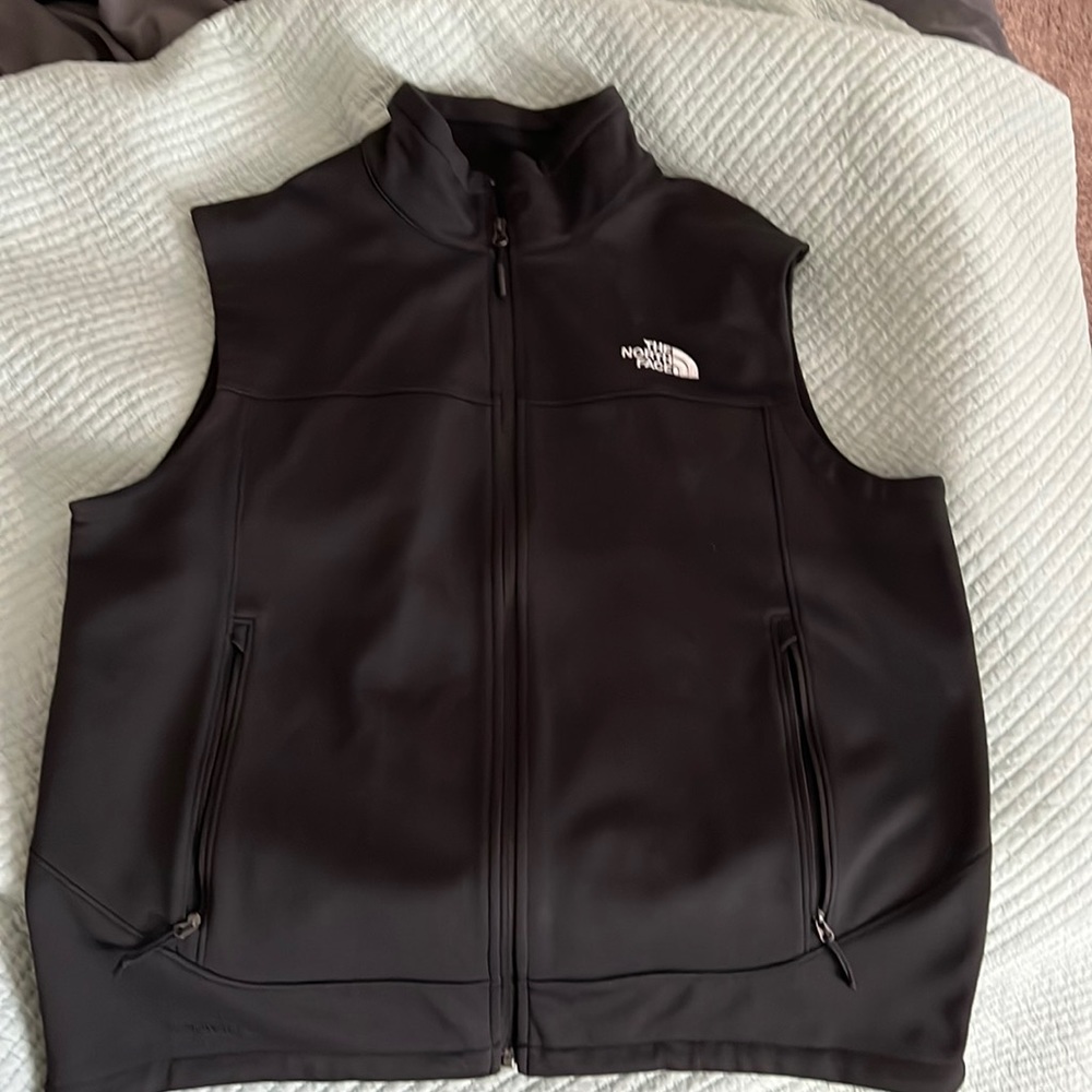 Men’s size large North Face.